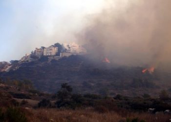 Des familles évacuées – des incendies de forêt ravagent Israël