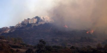 Des familles évacuées – des incendies de forêt ravagent Israël
