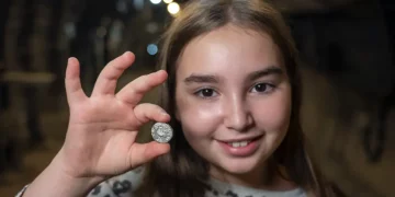 Une fillette trouve une pièce en argent vieille de 2000 ans. « Sainte Jérusalem » est écrit en caractères hébreux anciens