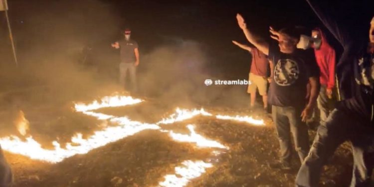 Un adolescent arrêté après avoir mis le feu à une synagogue au Texas au volant de sa voiture