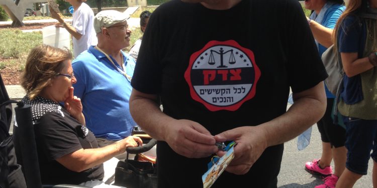 Des handicapés bloquent la circulation de Tel Aviv : « le gouvernement ne tient pas ses promesses »