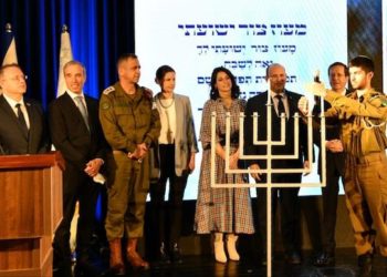 Le Premier ministre Bennett a allumé la deuxième bougie de Hanoukka avec Tsahal