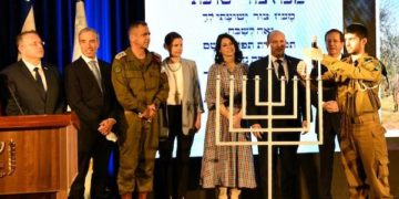 Le Premier ministre Bennett a allumé la deuxième bougie de Hanoukka avec Tsahal