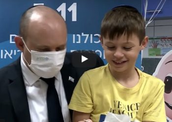 David Bennett, le fils du Premier ministre, s’est fait vacciner pour la première fois, son père l’a accompagné