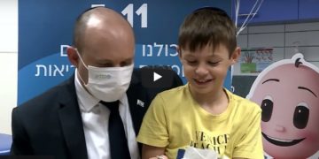 David Bennett, le fils du Premier ministre, s’est fait vacciner pour la première fois, son père l’a accompagné