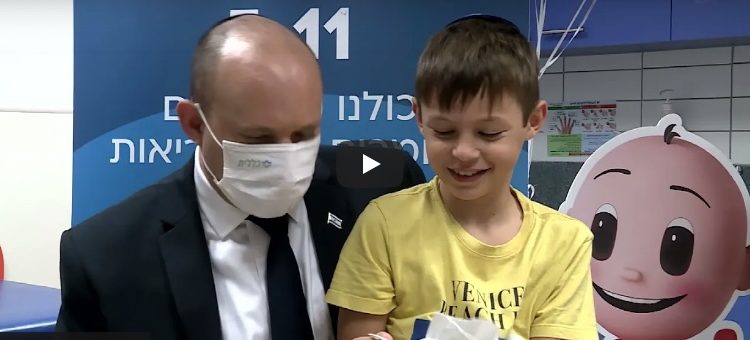 David Bennett, le fils du Premier ministre, s’est fait vacciner pour la première fois, son père l’a accompagné