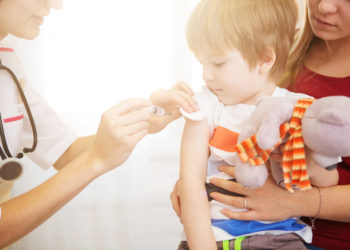 Vaccin COVID-19 pour les enfants israéliens à partir de mardi. Certains parents toussent, d’autres sourient