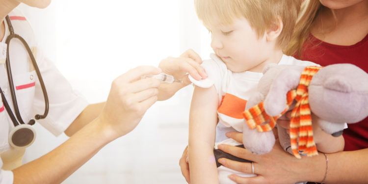 Vaccin COVID-19 pour les enfants israéliens à partir de mardi. Certains parents toussent, d’autres sourient