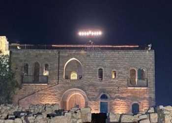 Les médias arabes condamnent la Menorah du Tombeau de Samuel : « elle nous empêche d’effacer l’histoire juive »