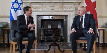 Président Isaac Herzog à Boris Johnson: « La décision de mettre le Hamas hors la loi était la bonne »