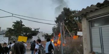 « Aujourd’hui, Bennett et Shaked éjectent des familles de Givat Amal – honte ! » clament les résidents de Givat Amal