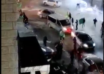 Des émeutiers palestiniens affrontent la police dans le camp de réfugiés de Shuafat à Jérusalem