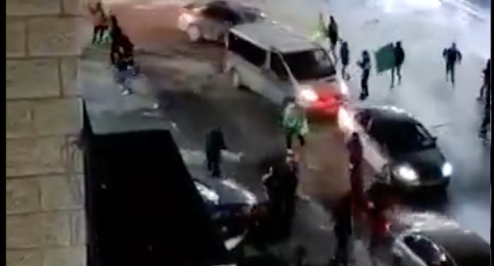 Des émeutiers palestiniens affrontent la police dans le camp de réfugiés de Shuafat à Jérusalem