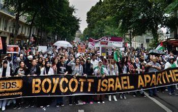 Le mouvement anti-israélien « Jewish Voice for Peace » lance une célébration de Hanukkah avec un appel au boycott