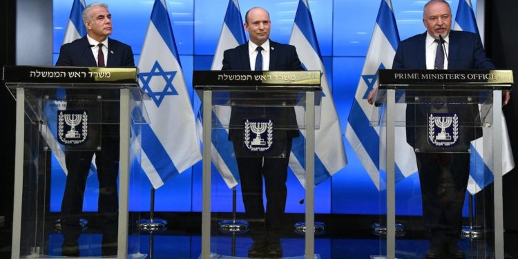 Déclaration de Naftali Bennett lors de sa conférence de presse avec Lapid et Liberman suite au vote du budget