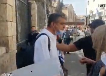 Scandaleux : un journaliste chahuté alors qu’il couvrait le procès Netanyahou