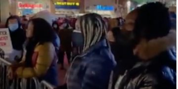 Un drapeau palestinien dans les manifestations de New York contre l’acquittement de Kyle Rittenhouse