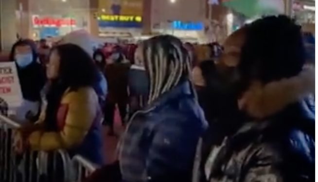 Un drapeau palestinien dans les manifestations de New York contre l’acquittement de Kyle Rittenhouse