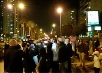 Des manifestants ont protesté devant le domicile du chef des enquêtes internes de la police