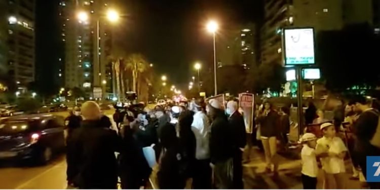 Des manifestants ont protesté devant le domicile du chef des enquêtes internes de la police