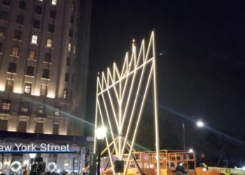 Le maire de New York, Eric Adams, allume la première bougie de la plus grande Ménorah du monde