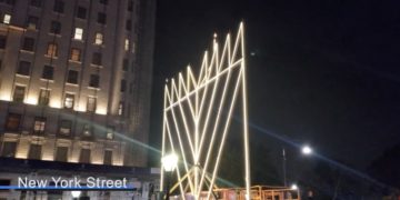 Le maire de New York, Eric Adams, allume la première bougie de la plus grande Ménorah du monde