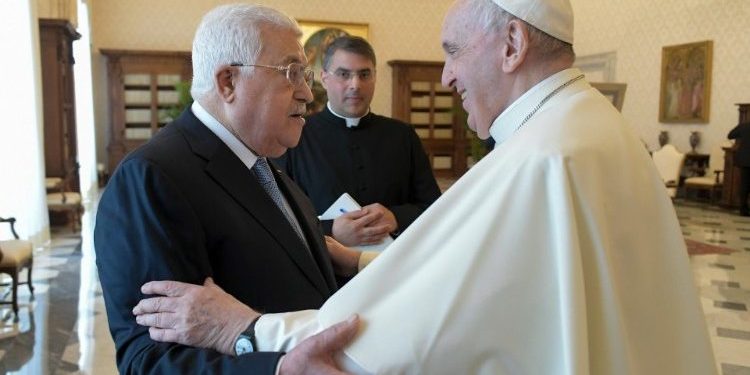 Le pape rencontre Abbas et appelle à une « solution à deux États » – (Abbas veut juste effacer Israël)