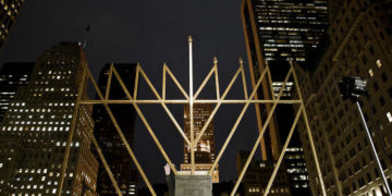 La plus grande ménorah de Hanoukka du monde s’installe à New York