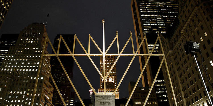 La plus grande ménorah de Hanoukka du monde s’installe à New York