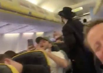 Des supporters de football scandent des chants antisémites sur un vol Ryanair