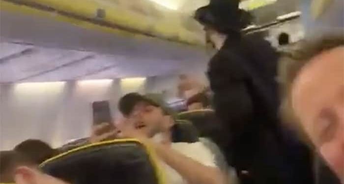 Des supporters de football scandent des chants antisémites sur un vol Ryanair