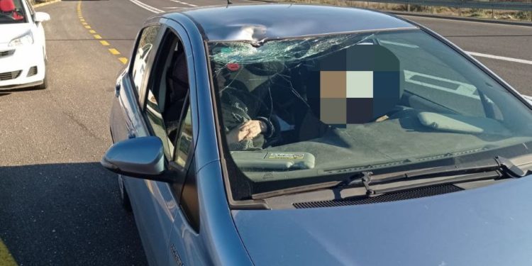 Lundi commence bien : des Arabes jettent des pierres sur des voitures dans l’espoir de tuer des Juifs