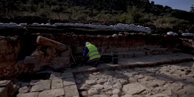 Une ancienne synagogue découverte dans la ville de Marie-Madeleine en Israël – Non, ce n’est pas « palestinien » (!)