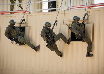 Ca sent mauvais : pour la 5e vague, la police recrute des centaines de policiers pour surveiller la population