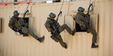 Ca sent mauvais : pour la 5e vague, la police recrute des centaines de policiers pour surveiller la population