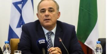 Après avoir déclaré que le vaccin devrait être obligatoire, le député Yuval Steinitz reçoit des menaces de mort