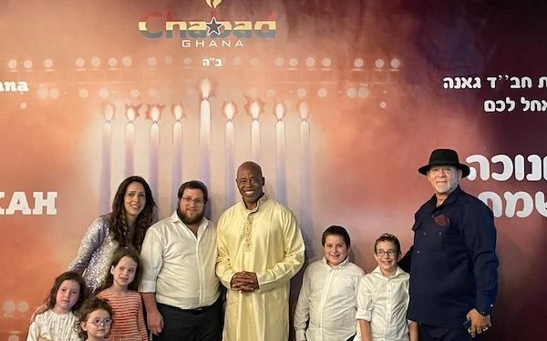 Le maire élu de New York, Eric Adams, a célébré Hanoukka au Ghana