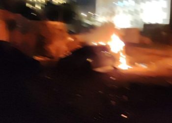 Des Palestiniens lancent des cocktails Molotov sur les voitures à Sheikh Jarrah, à l’est de Jérusalem