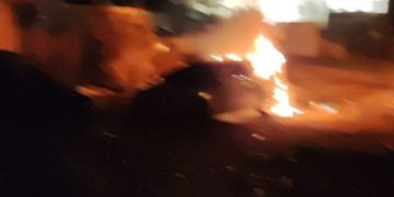 Des Palestiniens lancent des cocktails Molotov sur les voitures à Sheikh Jarrah, à l&rsquo;est de Jérusalem