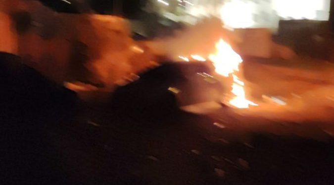 Des Palestiniens lancent des cocktails Molotov sur les voitures à Sheikh Jarrah, à l’est de Jérusalem