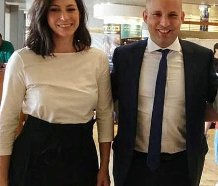 Après avoir conseillé aux Israéliens de ne pas prendre l’avion, la famille de Bennett prend des vacances à l’étranger