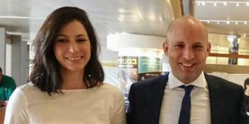 Après avoir conseillé aux Israéliens de ne pas prendre l’avion, la famille de Bennett prend des vacances à l’étranger
