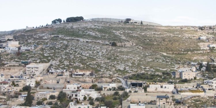 Jérusalem : des bulldozers rasent un terrain et démolissent des murs de soutènement construits illégalement