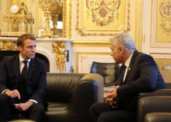 En Europe, Lapid cherche à établir une coalition de Nations contre les ambitions nucléaires de l’Iran