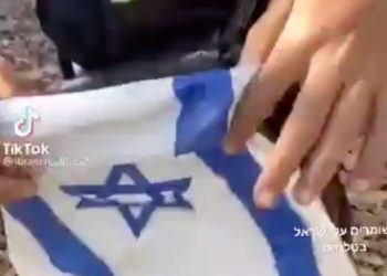 Un garçon jordanien interrogé après avoir uriné sur le drapeau israélien