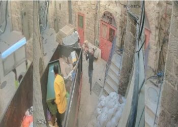 Jérusalem : un Arabe jette une ménorah aux ordures