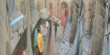 Jérusalem : un Arabe jette une ménorah aux ordures