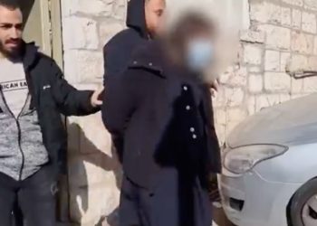La police a arrêté la jeune Arabe qui a poignardé une femme à Jérusalem, et diffuse la vidéo de l’attaque