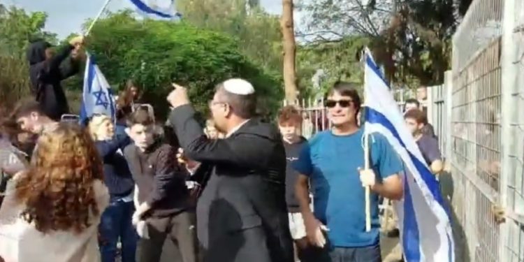 Les familles des terroristes, invitées par l’école Hof Hasharon, étaient là. Les élèves ont protesté