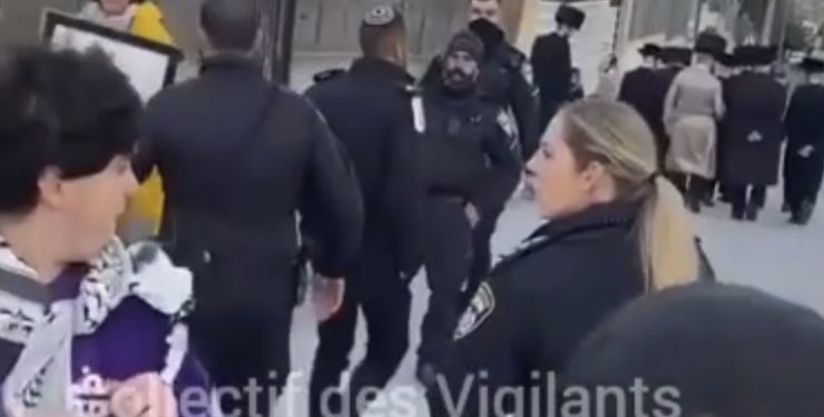 Du jamais vu ! Une policière israélienne arrache les affiches pro-palestiniennes dans une manif d’extrême gauche